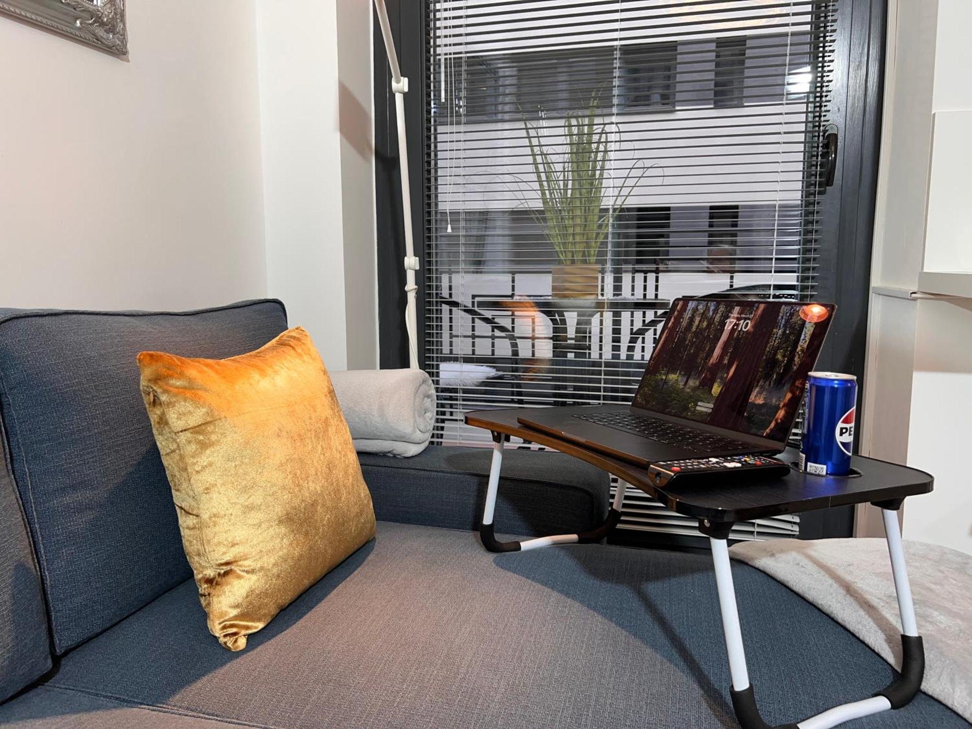 Luxe Studio In City Center With Free Parking — Photos 3