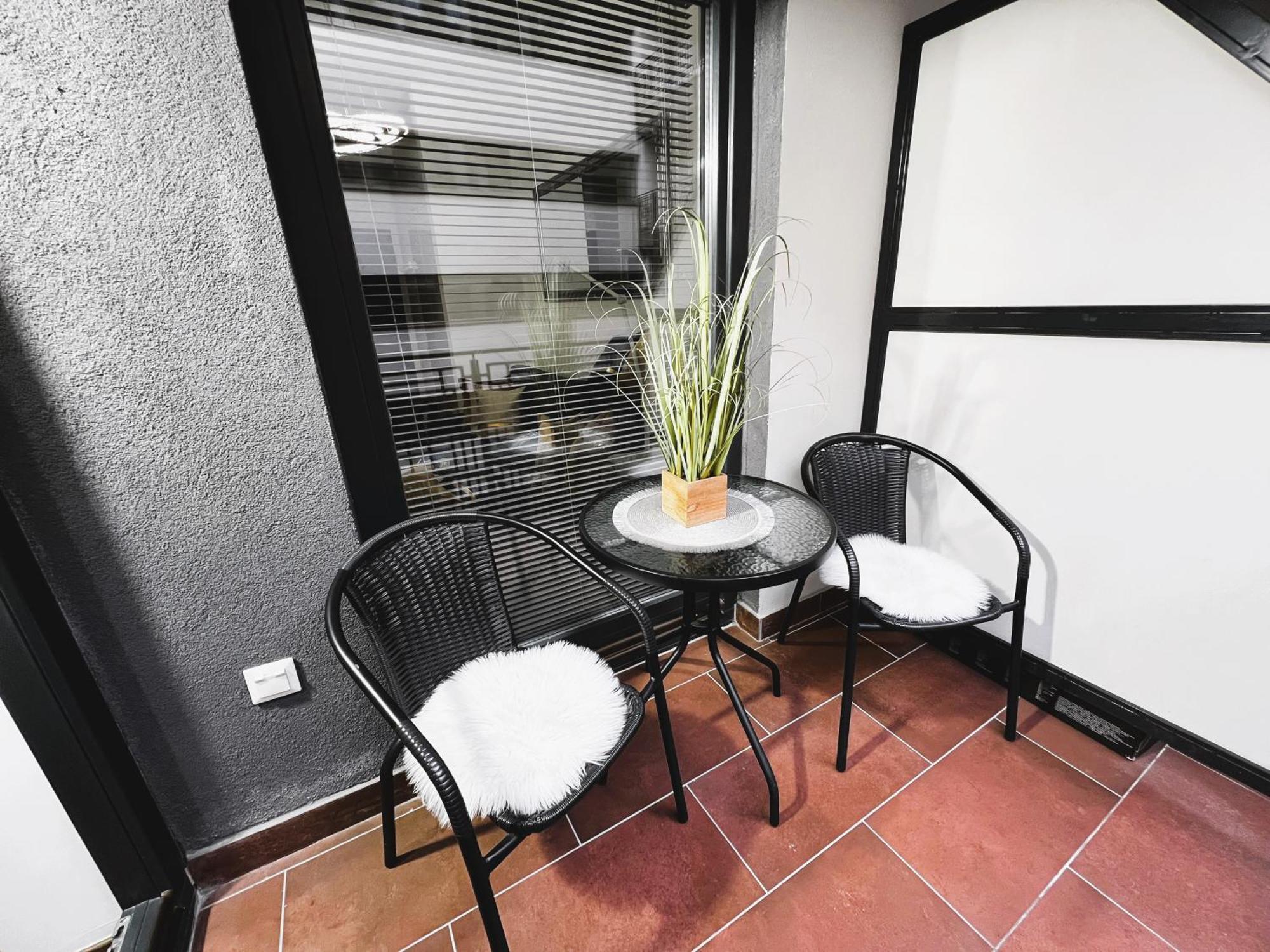 Luxe Studio In City Center With Free Parking — Photos 2